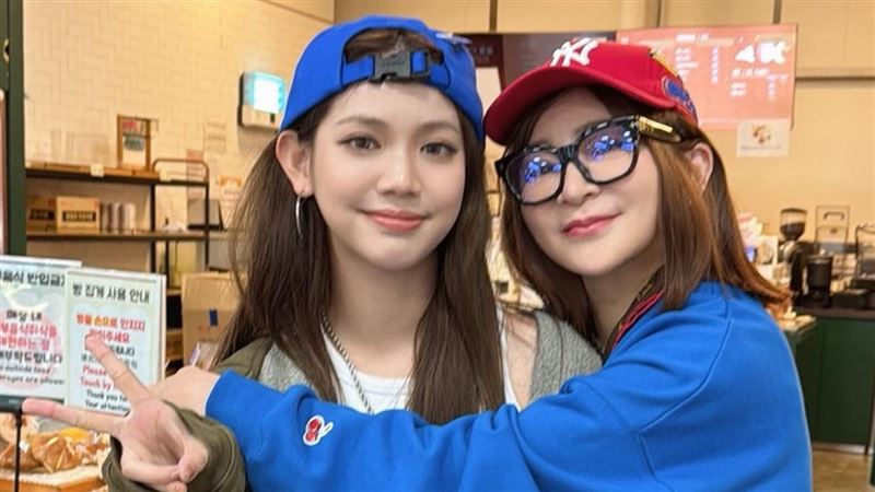 王彩樺（右）與黃于庭母女情深。（圖／中天提供）