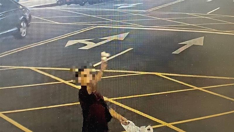 討債人撒冥紙。（圖／翻攝畫面）