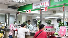 中華郵政今(24)日啟動臨櫃領現，首週採證號末碼單雙號分流，全台1292間郵局秩序良好。董事長王國材親視察，確認每人實際辦理時間皆在3分鐘內完成。截至下午1時，郵局各管道總領取數已飆破555萬筆，臨櫃佔27.3萬筆。郵局將持續以最高標準確保作業圓滿，並贈送精美紅包袋紀念。（圖／中華郵政提供） 
