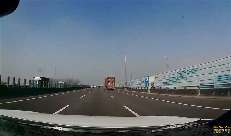 陳姓駕駛行經國道3號彰化快官路段時，南下車道一輛貨車冒出一團黑煙後，突然噴出一顆傳動軸砸中他的擋風玻璃。(圖／翻攝畫面)