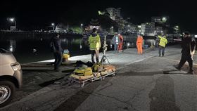 消防隊及海巡人員到場展開搜救。（圖／翻攝畫面）