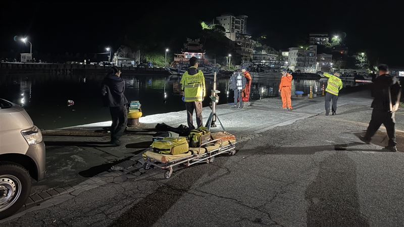 消防隊及海巡人員到場展開搜救。（圖／翻攝畫面）