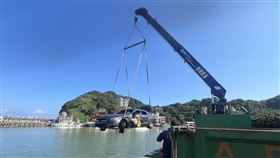 消防隊及海巡人員到場展開搜救。（圖／翻攝畫面）