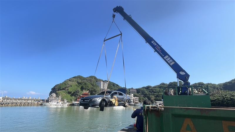 墜海的賓士車被吊起。（圖／翻攝畫面）