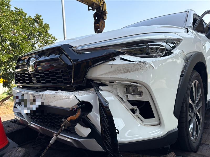 休旅車車頭幾乎全毀，初估維修費用多達30幾萬。(圖／翻攝畫面)