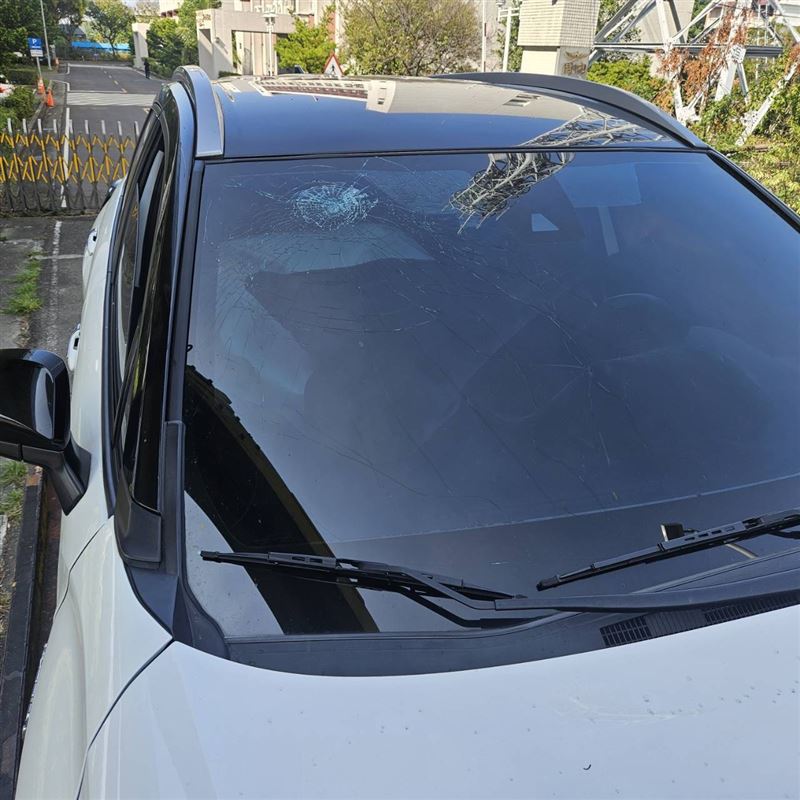 休旅車遭受猛力撞擊，3顆氣囊全爆開，車頭嚴重毀損。(圖／翻攝畫面)