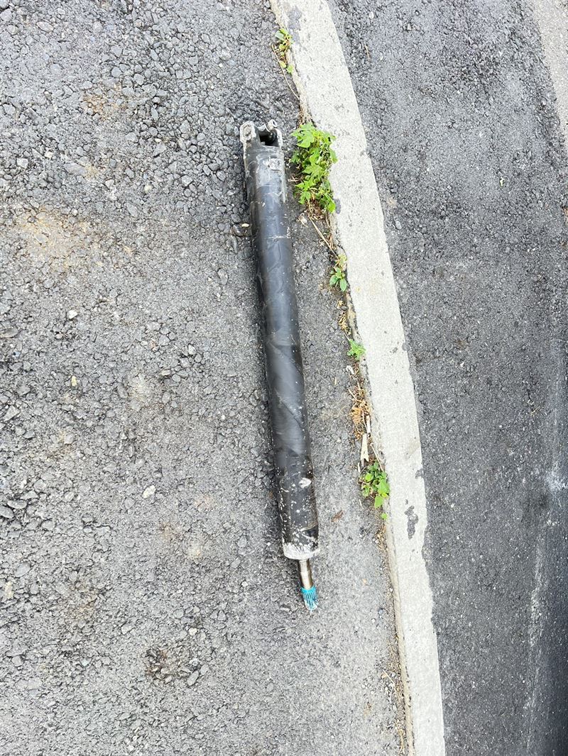 超長的傳動軸掉落，遭後方貨櫃車輾過噴飛到北上車道，砸中行進間的休旅車。(圖／翻攝畫面)