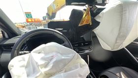 天外飛來「傳動軸」，狠砸國道休旅車，氣囊爆開，駕駛嚇壞：閃過人生跑馬燈，國道3，彰化和美(圖／翻攝畫面)