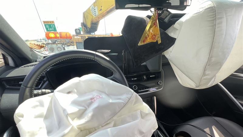 國道飛來鐵棒砸休旅車　氣囊全爆駕駛嚇傻