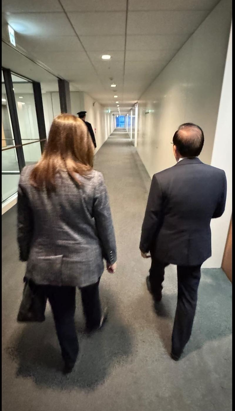 管碧玲貼出她跟謝長廷背影照，「台灣的外交，就是這樣一步一腳印走出來的！」（圖／翻攝自管碧玲臉書）