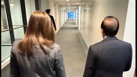 管碧玲貼出她跟謝長廷背影照，「台灣的外交，就是這樣一步一腳印走出來的！」（圖／翻攝自管碧玲臉書）