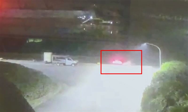 賓士車墜海瞬間。（圖／翻攝畫面）