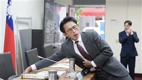 黃國昌：本於最大善意討論聯合政府國民黨主席鄭麗文與民眾黨主席黃國昌將在19日會面。黃國昌（前）18日表示，民眾黨本於最大的誠意跟善意，希望就聯合政府理念進行討論，執政黨撕裂社會、造成對立跟衝突時，在野黨必須聯手撐起這個國家。中央社記者徐肇昌攝　114年11月18日