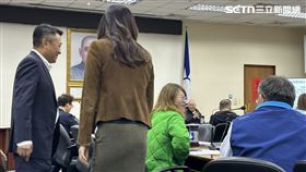 鄭麗文與何鷹鷺握手。（圖／記者詹宜庭攝影）