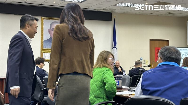 何鷹鷺穿綠衣出席中常會！與鄭麗文互動曝