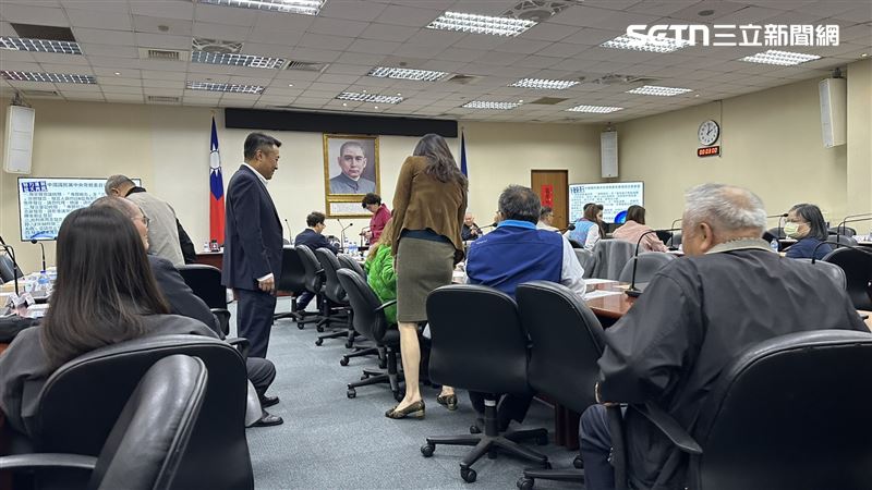 鄭麗文與身穿綠色外套的何鷹鷺握手。（圖／記者詹宜庭攝影）