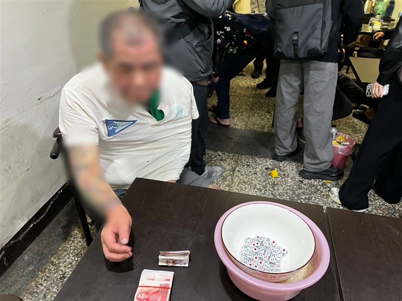 62歲林男車禍摔斷左手打著石膏也要賭。（圖／翻攝畫面）