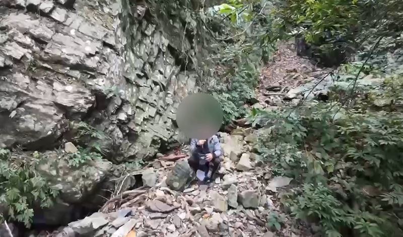 裝甲兵獨攀八唐縱走，失聯6天奇蹟存活，身上無外傷，還能揮手透過無人機報平安。(圖／台中市消防局提供)