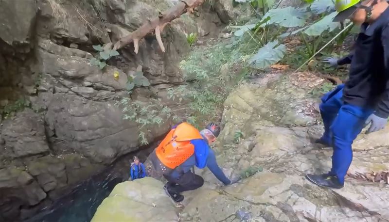 裝甲兵於21日休假期間，獨自赴和平區挑戰具有中高難度的「八唐縱走」路線失聯多日，搜救隊員透過空拍機搜索，終於在第六日在下切溪谷找到人。(圖／台中市消防局提供)