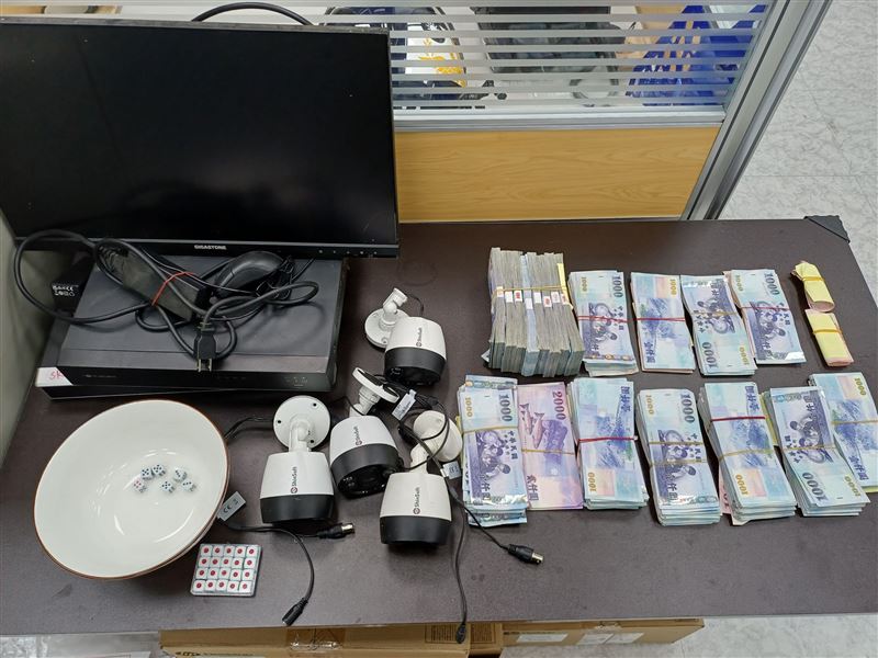 警方查扣的賭資跟賭具。（圖／翻攝畫面）