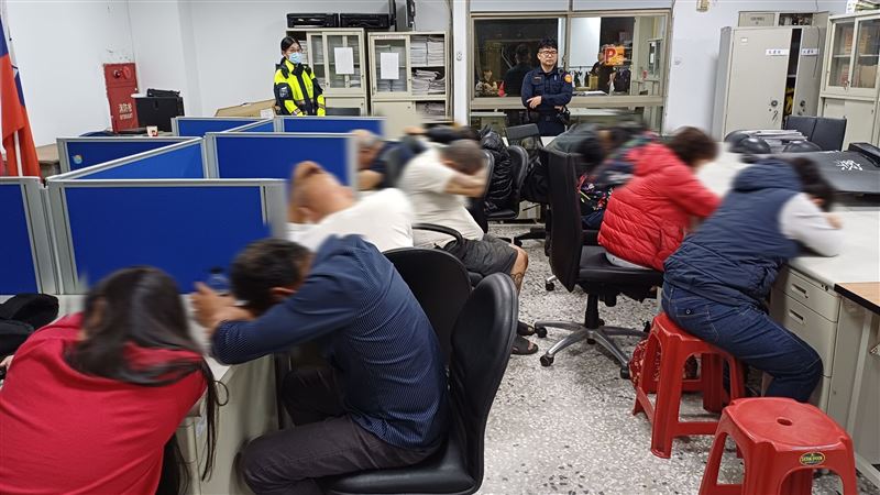 警方將查獲的賭場負責人及賭客帶回警局。（圖／翻攝畫面）