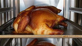 焦糖楓噴香火烤雞。（圖／品牌業者提供）