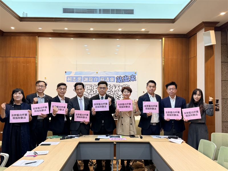 8綠委召開「柯志恩、謝龍介、蘇清泉站出來！不要拖延杯葛院版財劃法」記者會，呼籲三人正面回應地方需求，停止為藍白財劃法錯誤護航，並應公開支持院版草案，還給南部縣市合理的對待。（圖／賴瑞隆國會辦公室提供）