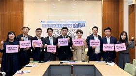 8綠委召開「柯志恩、謝龍介、蘇清泉站出來！不要拖延杯葛院版財劃法」記者會，呼籲三人正面回應地方需求，停止為藍白財劃法錯誤護航，並應公開支持院版草案，還給南部縣市合理的對待。（圖／賴瑞隆國會辦公室提供） 