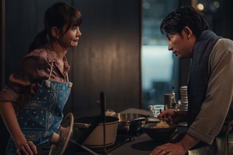 《整形過後》温昇豪（右）形容劇中飾演護理師的安心亞（左）是他身邊最適合的女人。（圖／六魚文創提供）