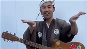 日本街頭藝人「吉他上貼台灣國旗」小粉紅上前開嗆　他一句KO（圖／翻攝自X）