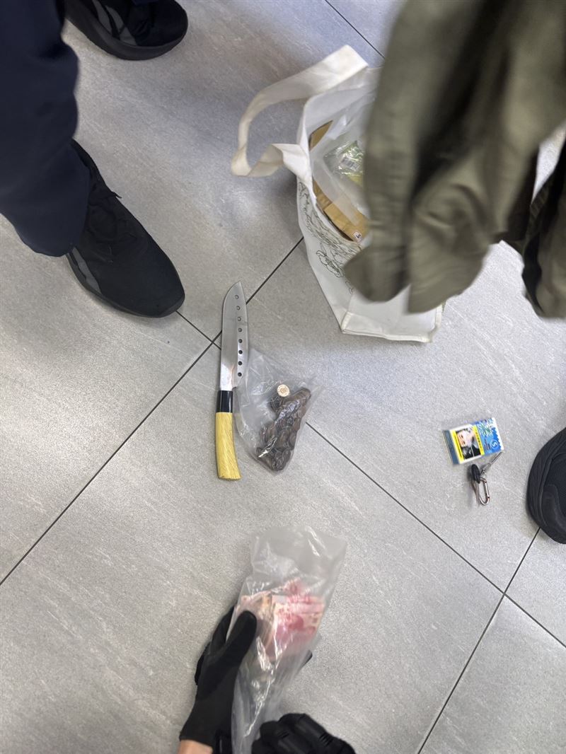 警方找到他時，他剛用搶來的錢花了85元買了吃的食物。（圖／翻攝畫面）