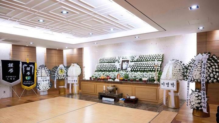 南韓前總統李明博與現任總統李在明皆送上花圈致意。（圖／翻攝韓媒Newsis）