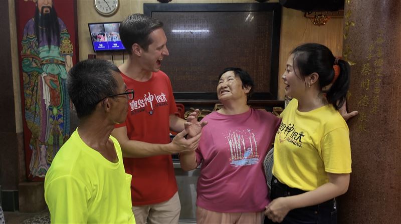 （阿白賈斯汀與熱心的婆婆互動／寶島神很大提供）