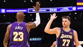 洛杉磯湖人東契奇（Luka Doncic）此役火力全開，首節單節就轟下破隊史紀錄的24分、半場就有32分進帳，最終繳出43分「準大三元」，率領球隊擊敗同城勁旅快艇。（圖／翻攝自X平台 @Lakers）