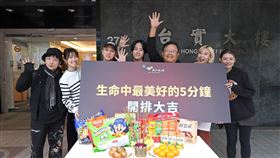 《生命中最美好的5分鐘》錄宣傳曲，唐從聖露面報平安。（圖／果陀提供）