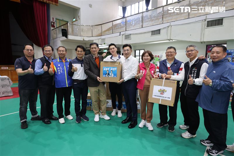 大鵬國小校長表示，對於運彩公會與廖偉翔立委的雪中送炭表達誠摯謝意，這批羽球對球隊而言是備戰全國賽最實質的幫助。（圖／運彩公會提供）