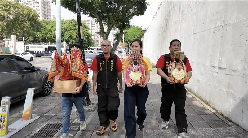 （阿白與兩兄弟恭請瑞天堂菁埔夫人前往順寮宮祖廟／寶島神很大提供）