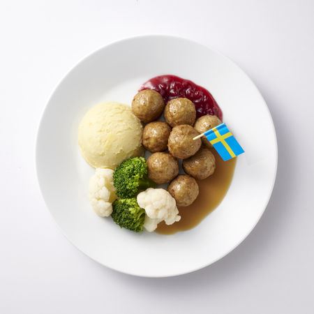 為慶祝開幕，每月來店消費不限金額，即有機會抽中人氣話題爆品，最大獎是一年份的瑞典肉丸餐。（圖／品牌業者提供）