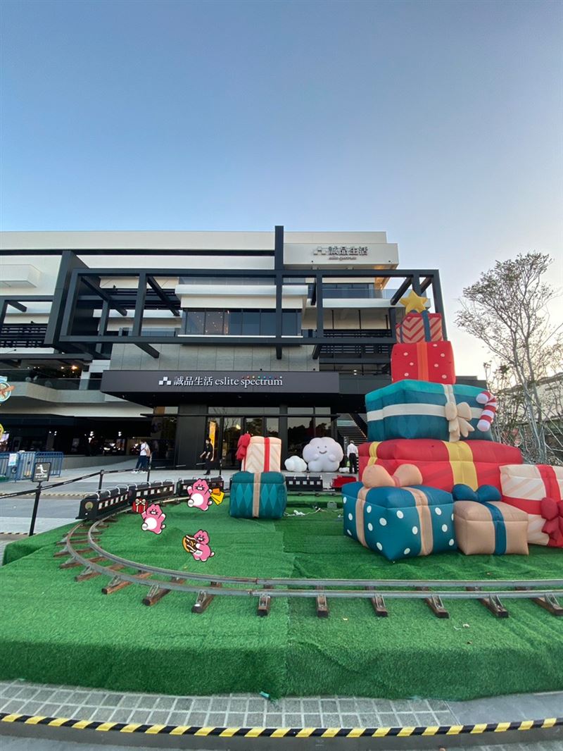 誠品生活台南「奇妙歡樂耶誕&ldquo;埕&rdquo;」，遊園小火車環繞六米高夢幻耶誕禮物群，還有海盜船、摩天輪可共度愉快親子時光。（圖／品牌業者提供）