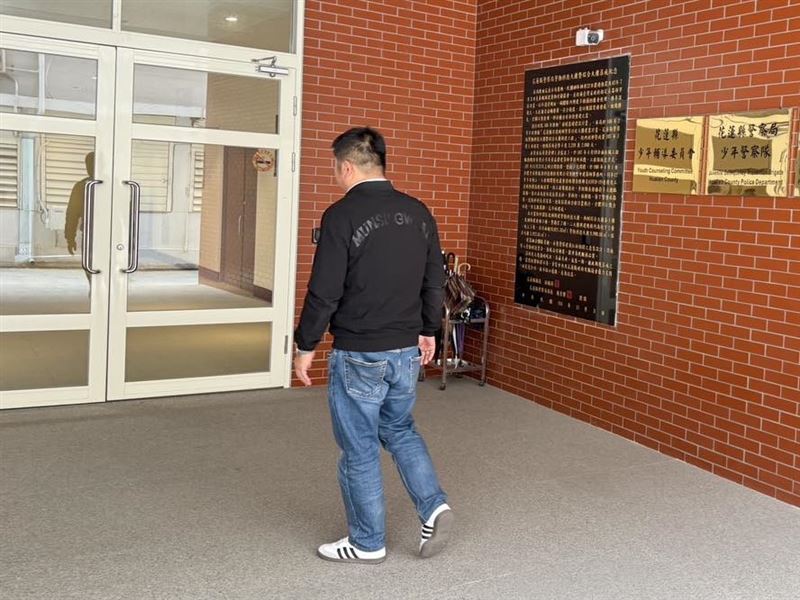 傅崐萁控張峻踹桌害他受傷，如今張峻去警局做筆錄，強調「我會依法配合」。（圖／翻攝自張峻臉書）