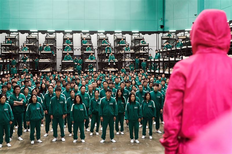 李小龍穿黃色戰衣真相曝光！原因之一竟是為了讓惡棍踢李小龍 的腳印看清楚。黃色戰衣《死亡遊戲》殺到《魷魚遊戲》都看得到，震撼全世界。（圖／NETFLIX 提供）