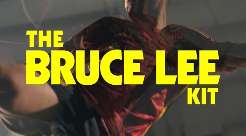 李小龍穿黃色戰衣真相曝光！原因之一竟是為了讓惡棍踢李小龍 的腳印看清楚。黃色戰衣《死亡遊戲》殺到《魷魚遊戲》都看得到，震撼全世界。（圖／翻攝自美國 MLS 西雅圖海灣者隊「Bruce Lee Kit 」YT）