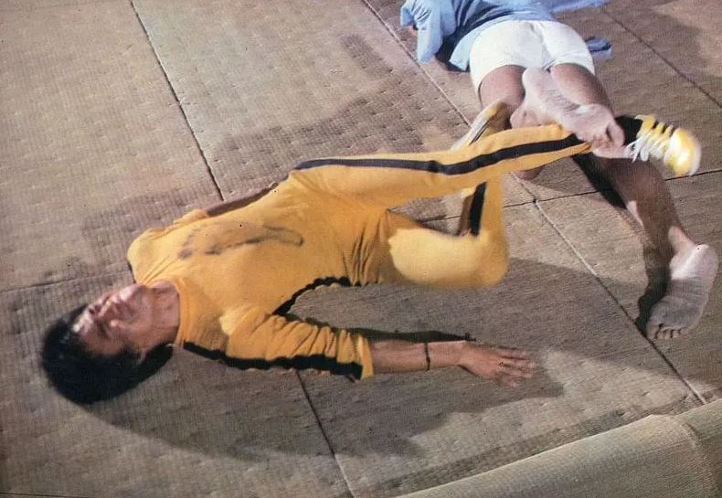 李小龍穿黃色戰衣真相曝光！原因之一竟是為了讓惡棍踢李小龍 的腳印看清楚。黃色戰衣《死亡遊戲》殺到《魷魚遊戲》都看得到，震撼全世界。（圖／翻攝自豆瓣電影）