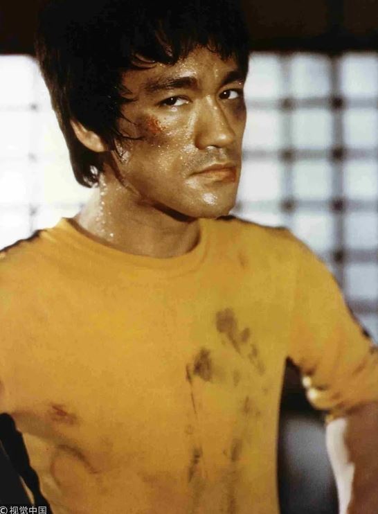 李小龍穿黃色戰衣真相曝光！原因之一竟是為了讓惡棍踢李小龍 的腳印看清楚。黃色戰衣《死亡遊戲》殺到《魷魚遊戲》都看得到，震撼全世界。（圖／翻攝自豆瓣電影）