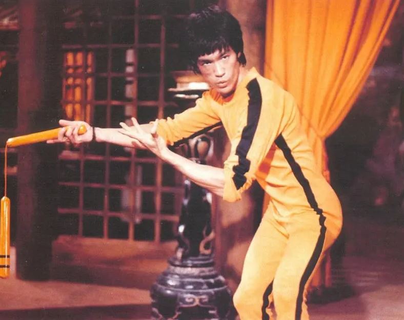 李小龍穿黃色戰衣真相曝光！原因之一竟是為了讓惡棍踢李小龍 的腳印看清楚。黃色戰衣《死亡遊戲》殺到《魷魚遊戲》都看得到，震撼全世界。（圖／翻攝自豆瓣電影）