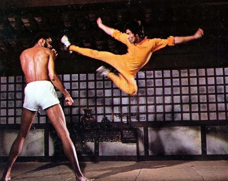 李小龍穿黃色戰衣真相曝光！原因之一竟是為了讓惡棍踢李小龍 的腳印看清楚。黃色戰衣《死亡遊戲》殺到《魷魚遊戲》都看得到，震撼全世界。（圖／翻攝自豆瓣電影）