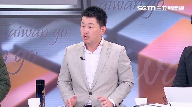 陳柏惟犀利點評兩岸局勢，更質疑國民黨的投降論點。（圖／前進新台灣）