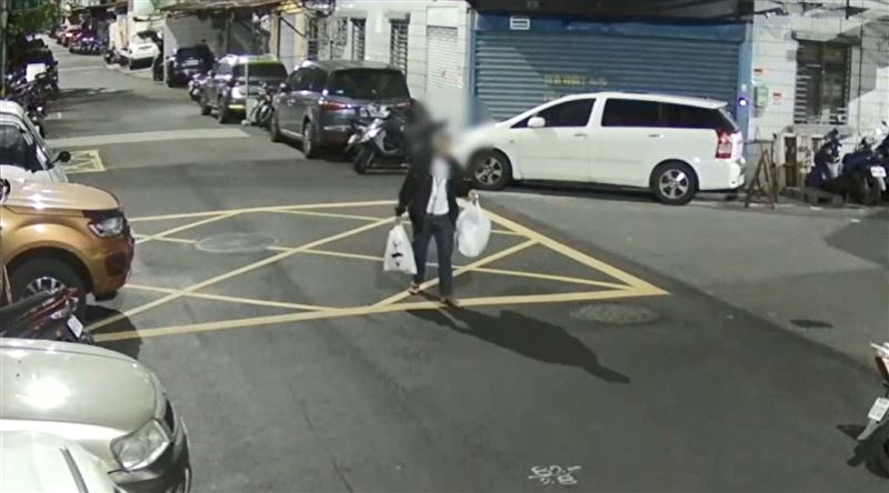 游男手拿洗好的衣服離開自助洗衣店。（圖／翻攝畫面）