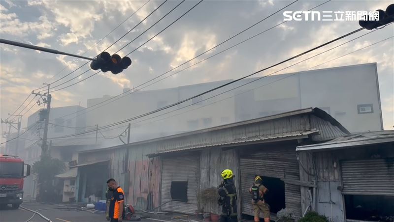 台南安南區鐵皮廠房發生火警，春聯工廠、鞋店、花店、住家遭祝融。（圖／翻攝畫面）