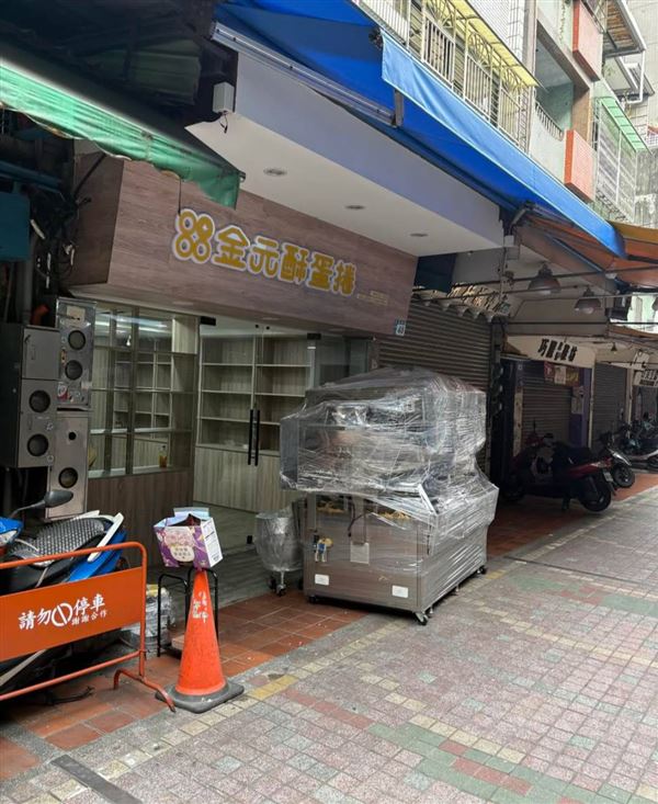 館長陳之漢蛋捲店被目擊打包機台收攤。（圖／Threads網友＠chouhsiang.tw授權提供，未經同意請勿轉載）